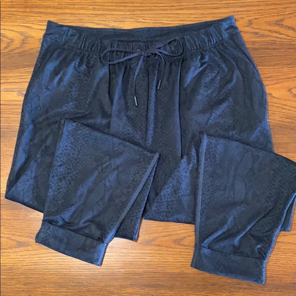 Lululemon original jet crop desert snake coal 10